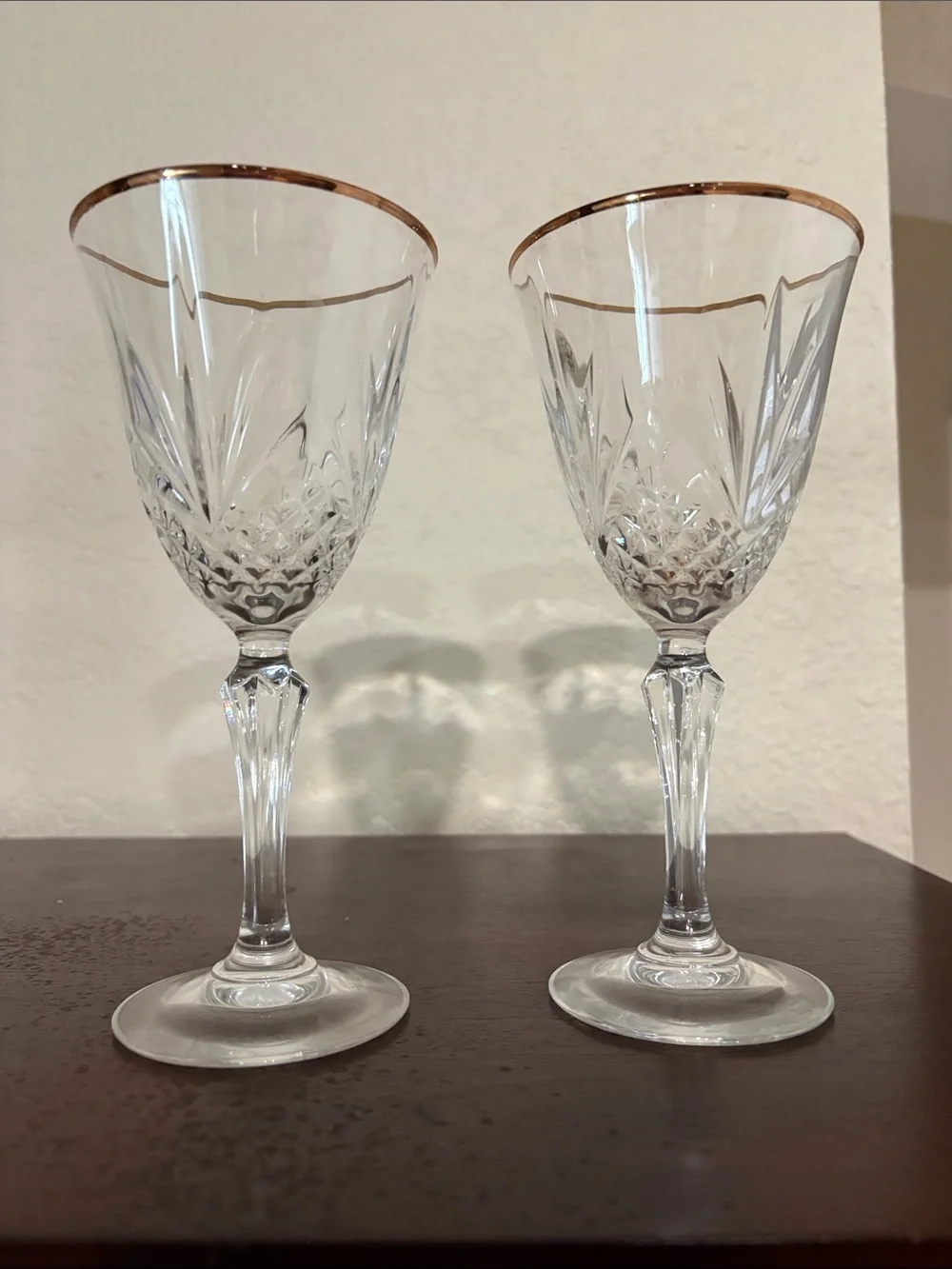 Crystal Wine Glass with Gold Rim - Elegant Clear Goblet. Set of 8